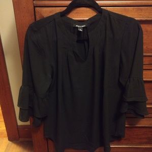 Roz&Ali top with ruffle sleeve